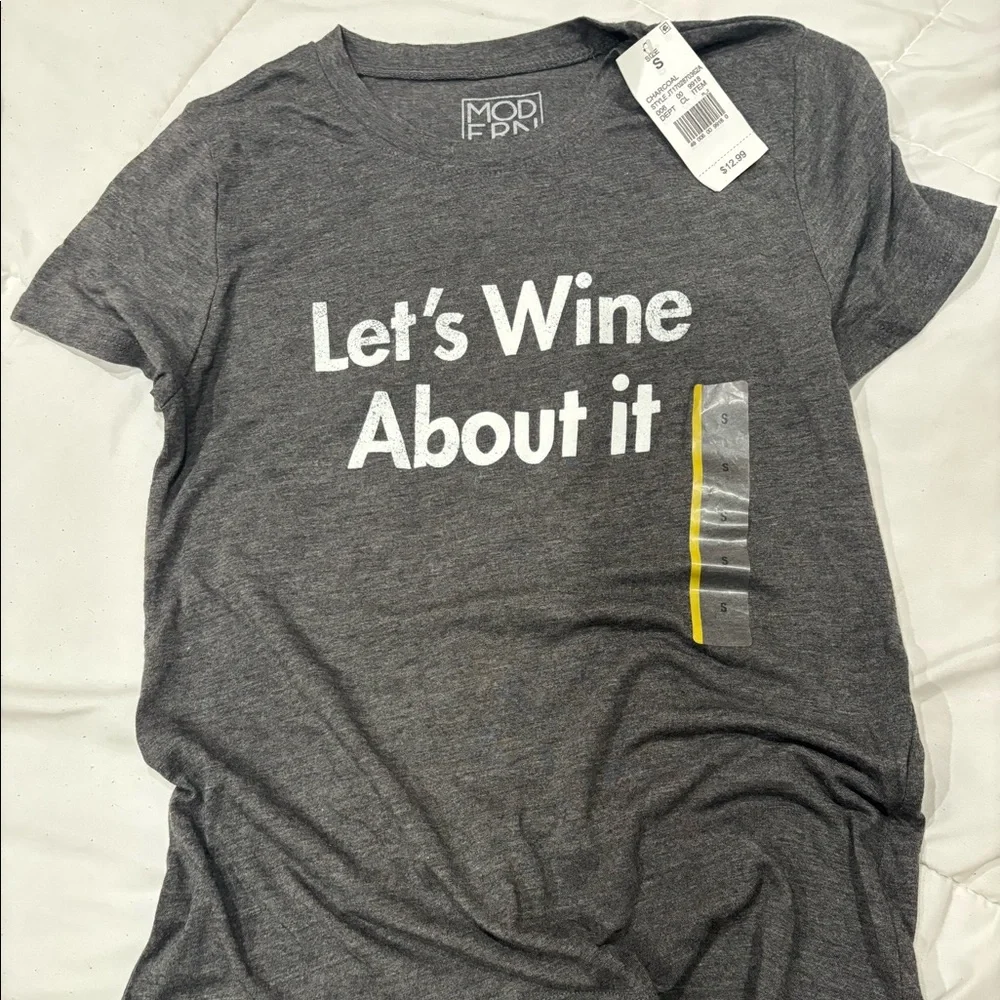 NWT Women’s Graphic Tee Size Small - Picture 1 of 2